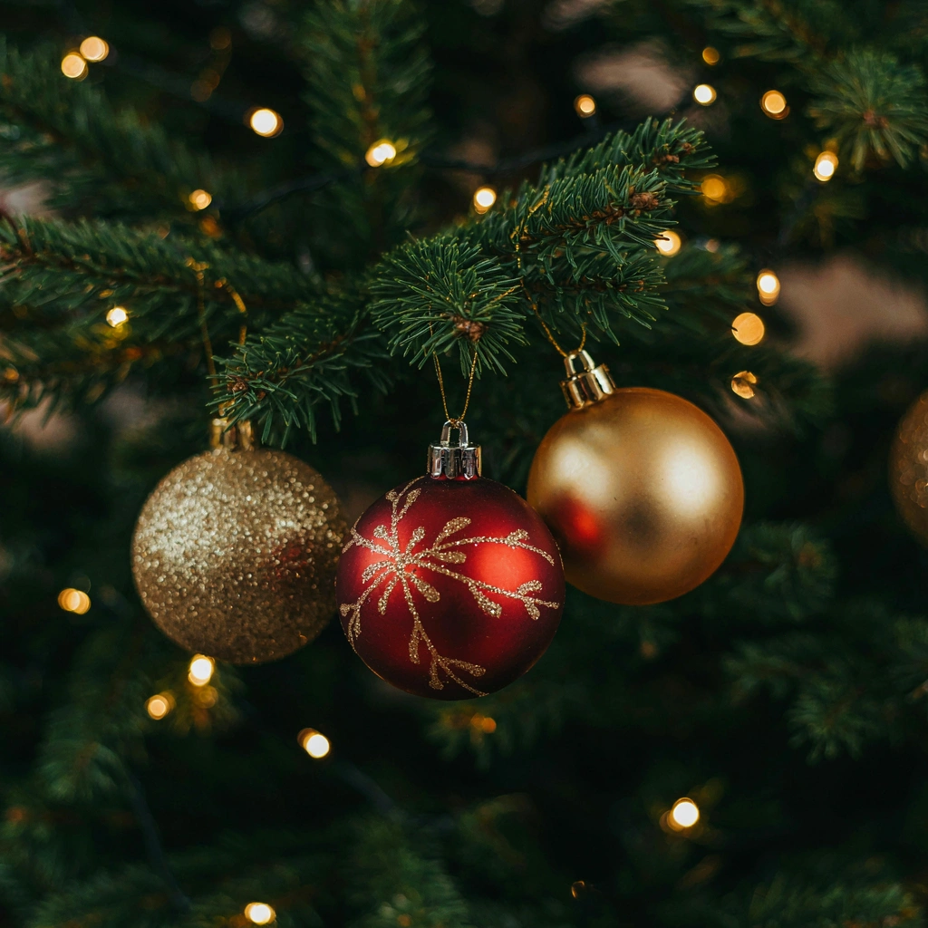 Boules de Noël rouges et dorées pour un cadeau de Noël personnalisé